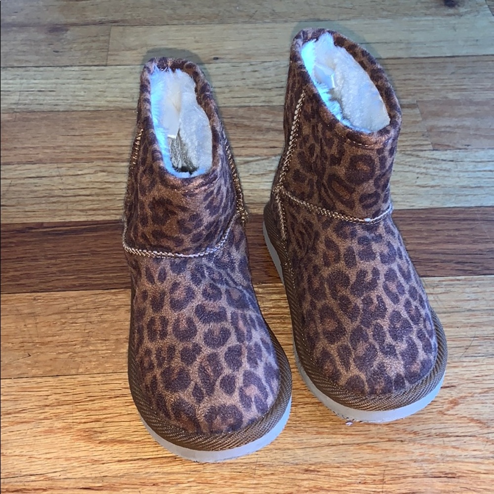 Girls Old Navy Leopard boots Size 7 .. worn once
